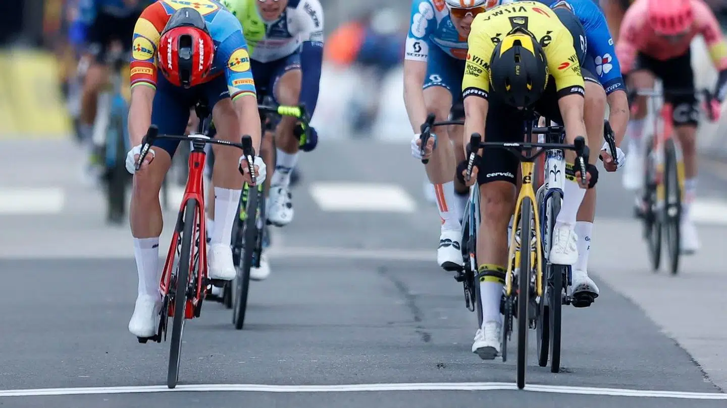 Mads Pedersen kunne ikke have været tættere på sejren under søndagens etape. Mandag var han ikke i nærheden.