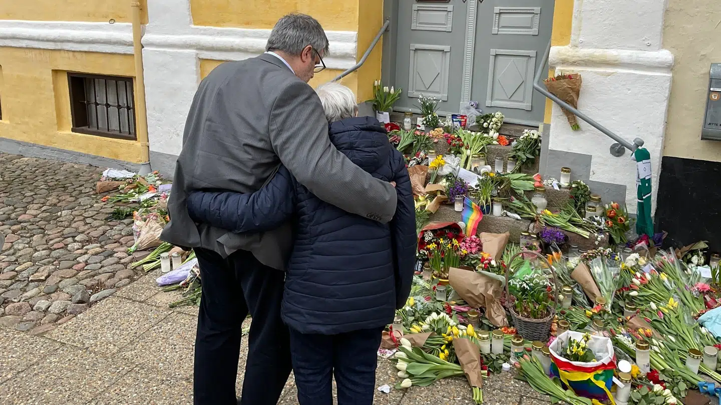 Her ses Søren Pape Poulsens mor, Ruth, ved hendes afdøde søns bolig mandag eftermiddag. Ved siden af moren står Søren Vandsø, der er Det Konservative Folkepartis generalsekretær. Søren Pape Poulsens far, Svend, var så dårlig, at han blev i bilen.