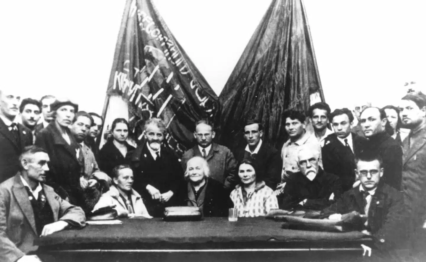 Den tyske socialist Clara Zetkin (den ældre ved midten af bordet) foreslog at indføre den internationale kvindedag den 8. marts. Hun blev født i 1857 og døde i 1933.