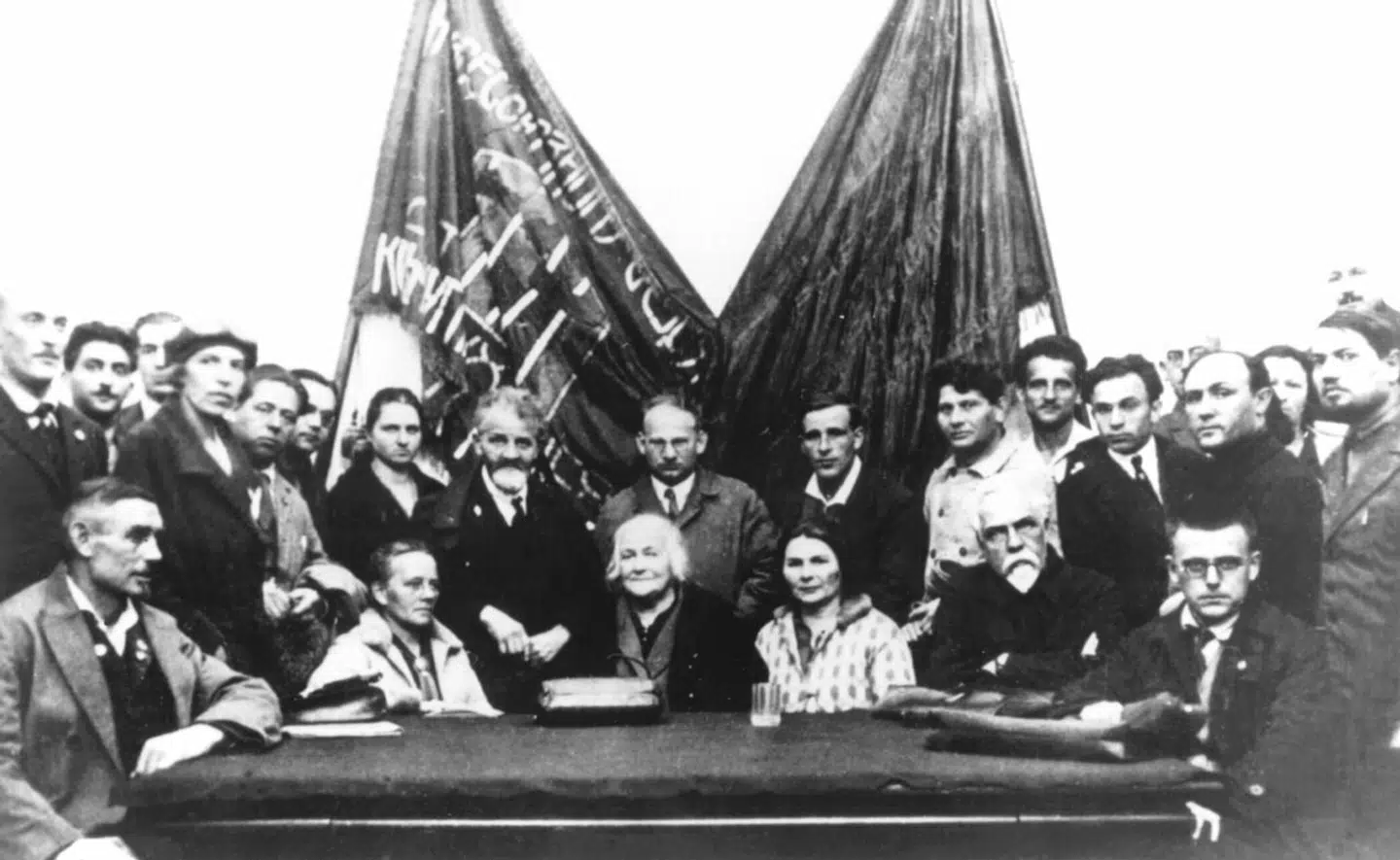 Den tyske socialist Clara Zetkin (den ældre ved midten af bordet) foreslog at indføre den internationale kvindedag den 8. marts. Hun blev født i 1857 og døde i 1933.