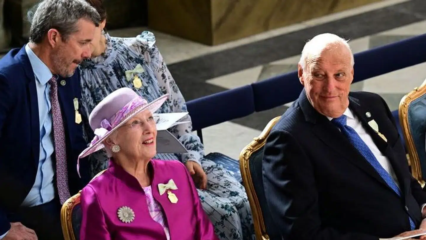 Kong Harald ses her ved siden af dronning Margrethe ved den svenske kongens regeringsjubilæum i 2023.