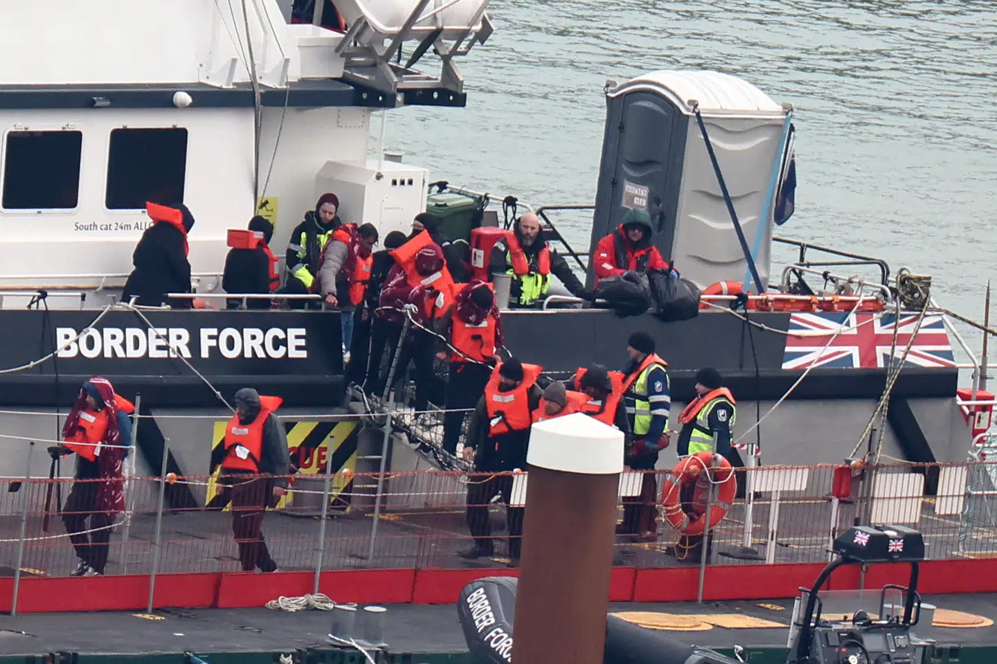 Personer, der menes at være migranter, går i land fra en båd fra det britiske grænsepoliti i Dover. Den britiske regering ønsker at sende asylansøgere, der kommer til landet i både, til Rwanda. (Arkivfoto).