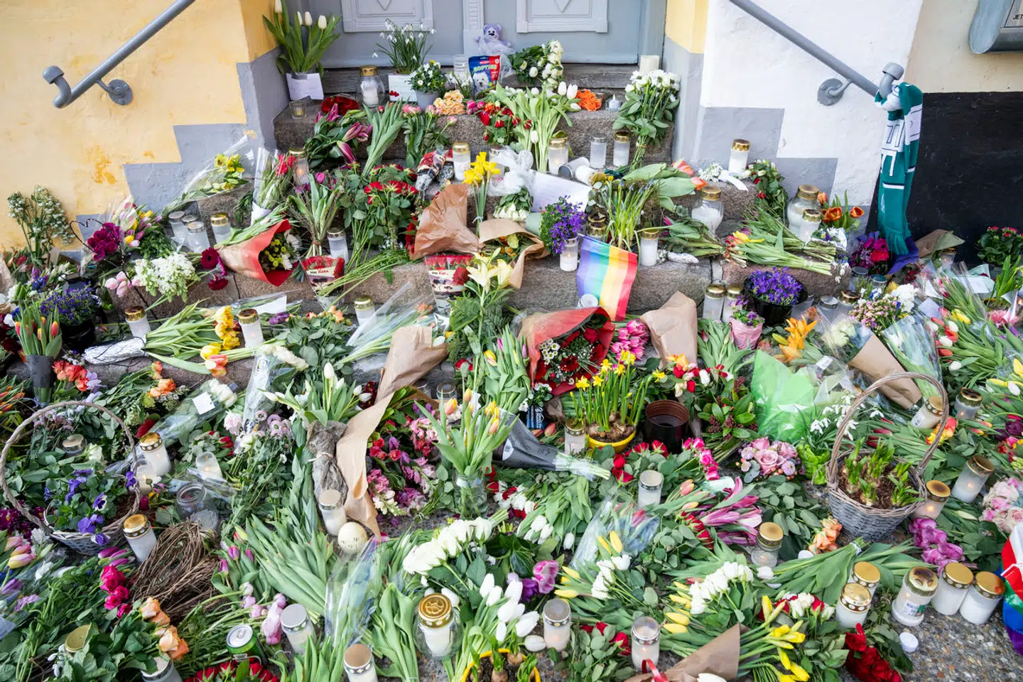 Der blev lagt mange blomster foran Søren Pape Poulsens bopæl i Viborg efter den tragiske nyhed om K-formandens pludselige død.