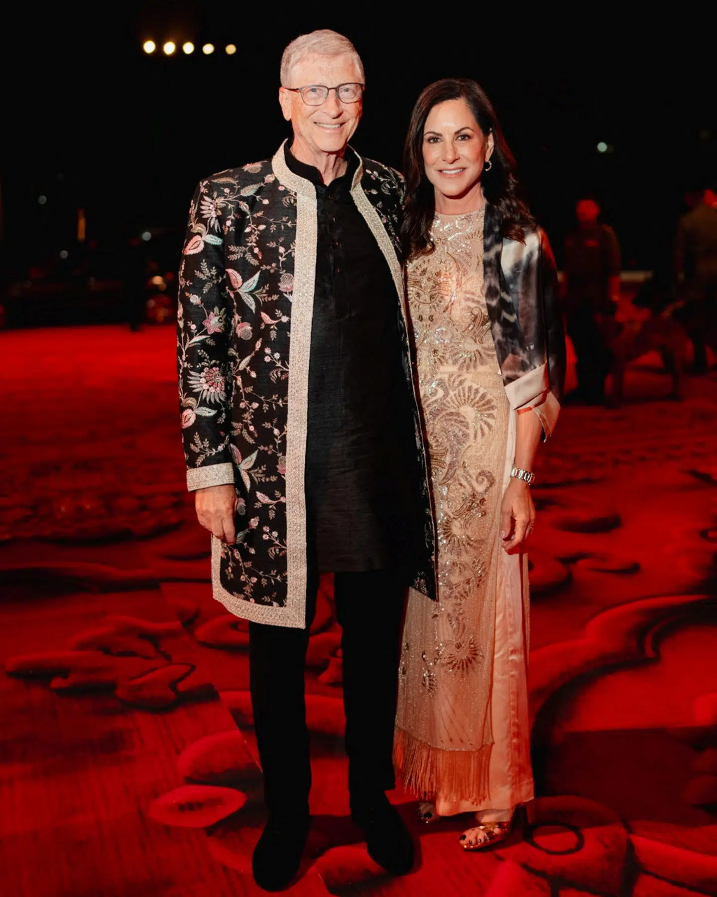 Bill Gates og hans kæreste, Paula Hurd, iført traditionel indisk beklædning til brylluppets røde løber.