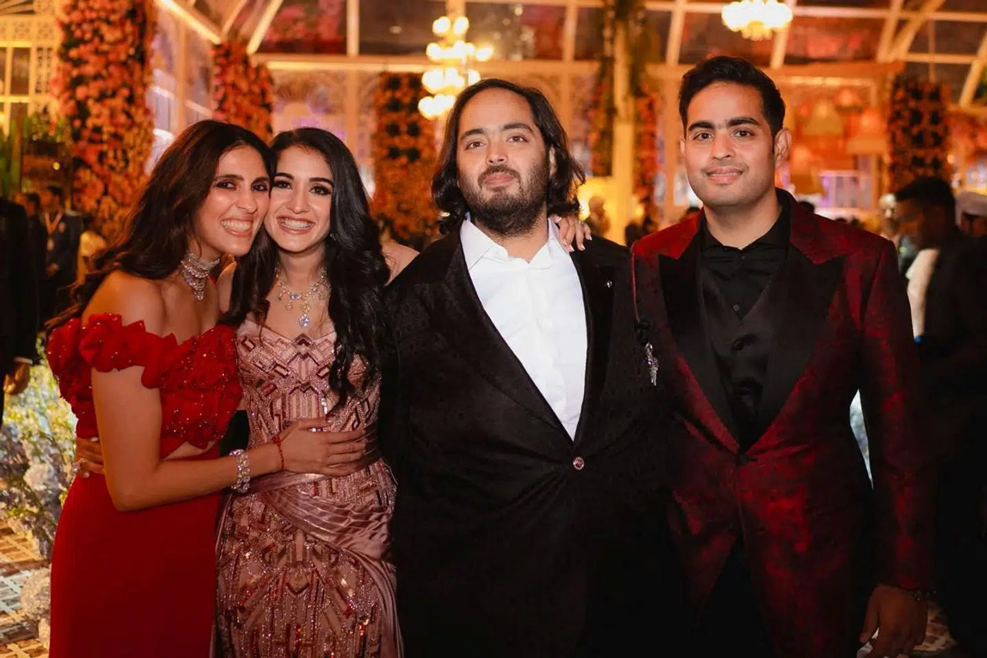 Anant Ambani og hans forlovede, Radhika Merchant, i midten af billedet. Selvom brylluppet blev afholdt i weekenden, vil parret ikke blive viet og officielt gift før juli.