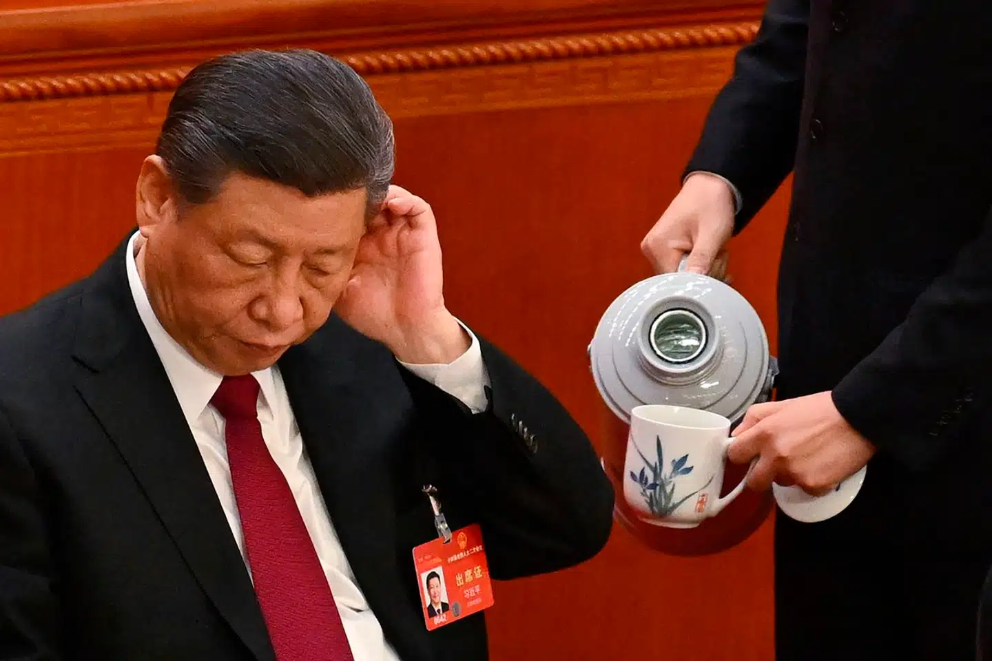 Xi Jinping, Kinas præsident, får her skænket en kop te under Den Nationale Folkekongres. Under kongressen fremlagde premierminister Li Qiang den årlige arbejdsrapport, som peger på Kinas fremtidige kurs.