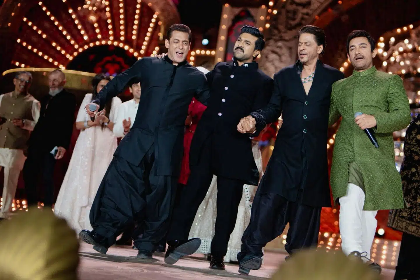 Bollywood-stjernerne Salman Khan, Ram Charan, Shah Rukh Khan og Aamir Khan, der optræder under brylluppet.