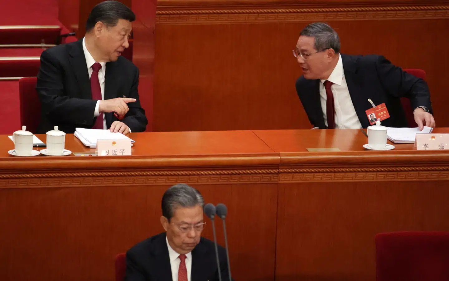 Den kinesiske præsident, Xi Jinping, og premierminister Li Qiang taler sammen under den kinesiske Folkekongres, som netop er begyndt.