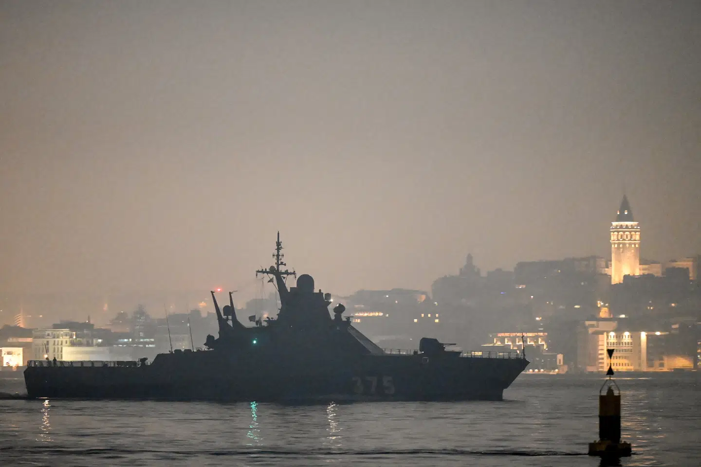 Et russisk Project 22160-skib ses her på vej igennem Bosporusstrædet i februar 2022. Det angrebne skib var af samme type. (Arkivfoto).