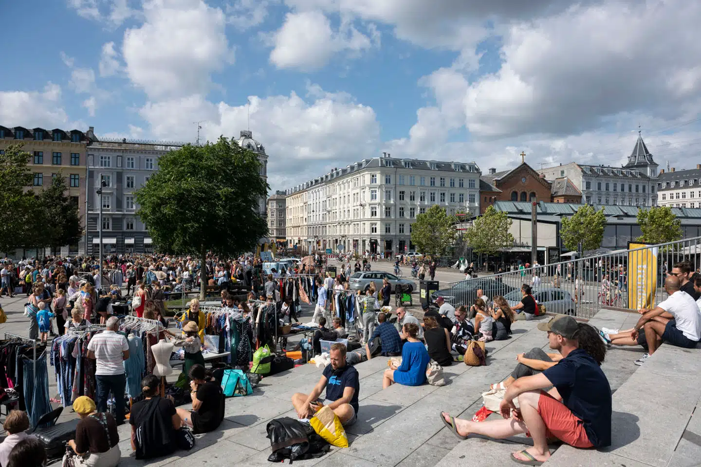 Trendsales lopppemarked på Israels Plads, hvor folk kan købe en stand for at sælge deres brugte tøj.