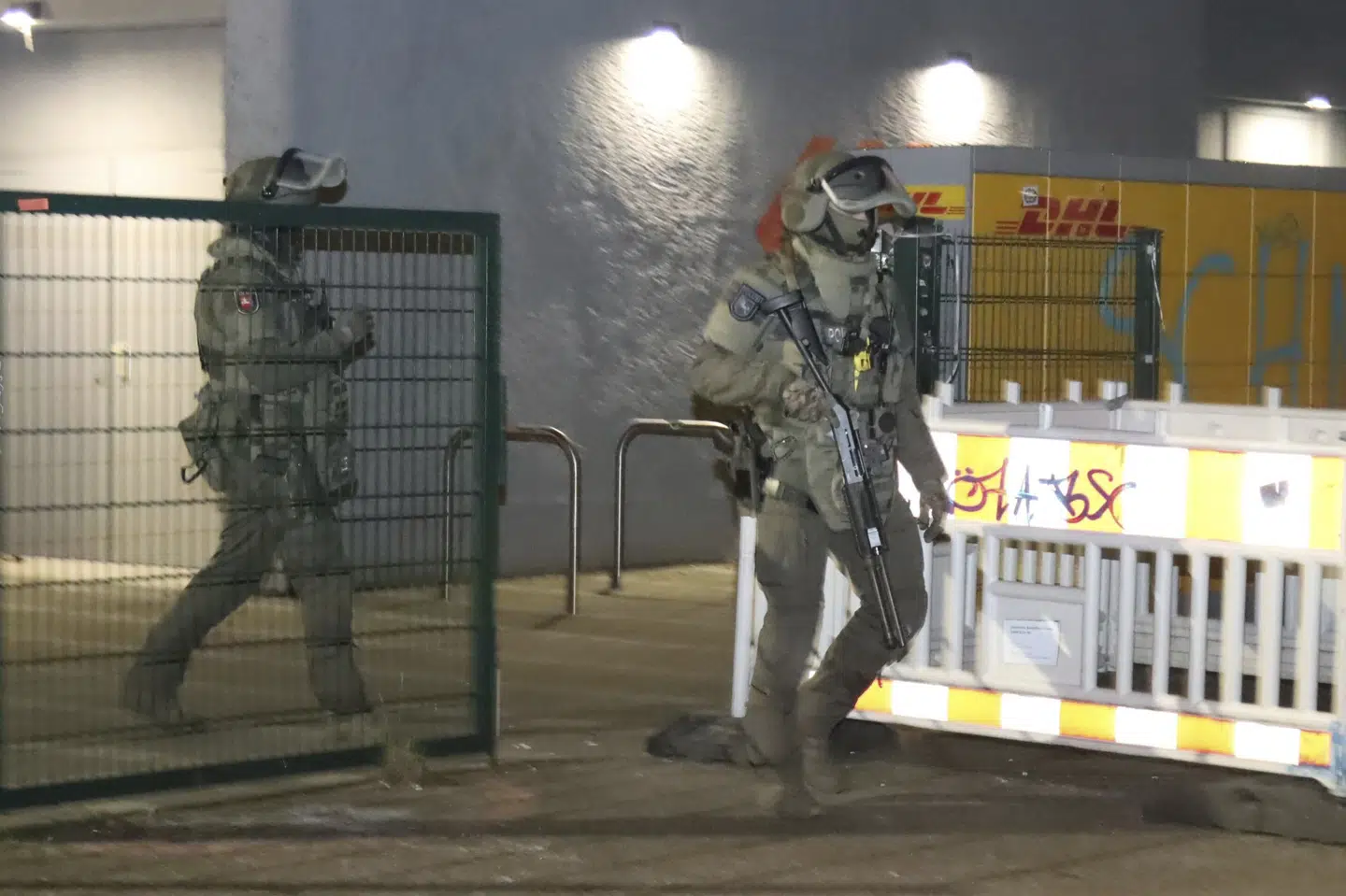 Betjente forlader bygning i Berlin under jagt på tidligere RAF-medlemmer.