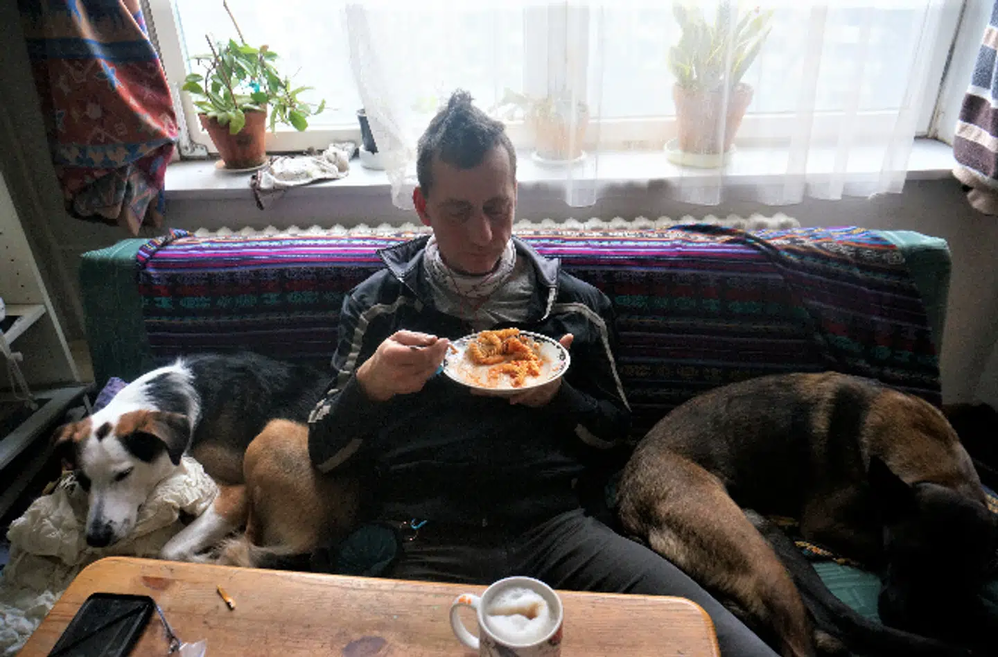 Manden, der menes at være på billederne, mistænkes for 'drabsforsøg og forskellige forsøg på og fuldbyrdede alvorlige røverier'.