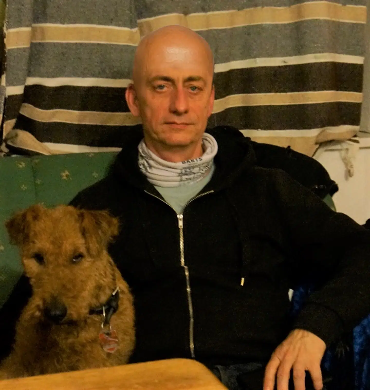 Her ses et af de 'manipulerede' billeder, hvor den mistænkte ses uden hår på hovedet.