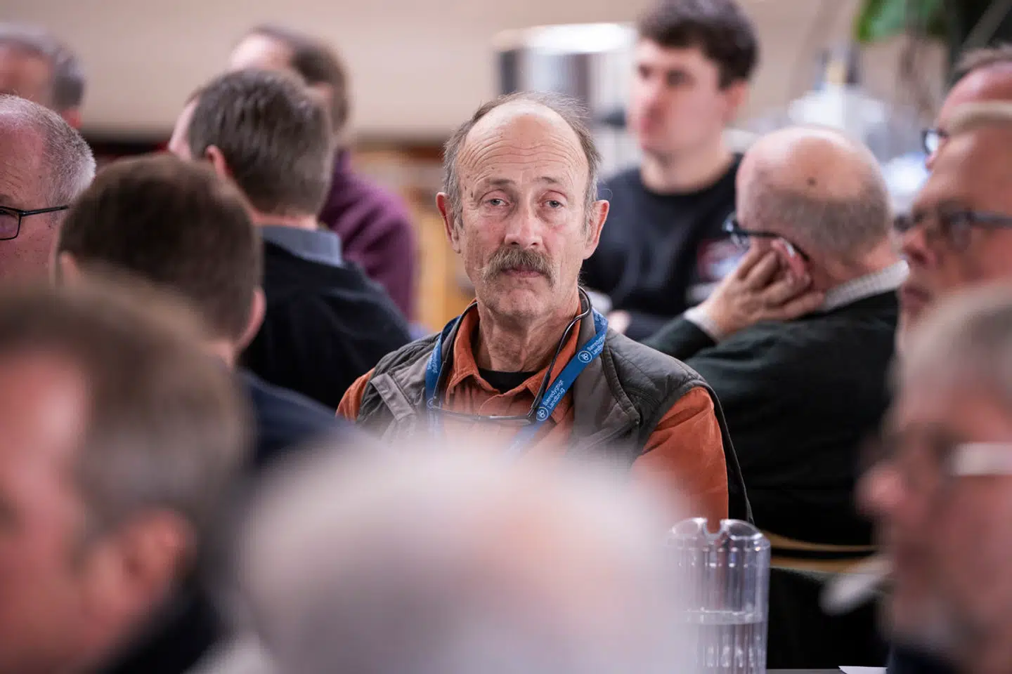 Landmand Jens Haubroe antydede, at Maria Reumert Gjerding fra Danmarks Naturfredningsforening skulle inviteres til et sommermøde på et sted omringet af en stor voldgrav.