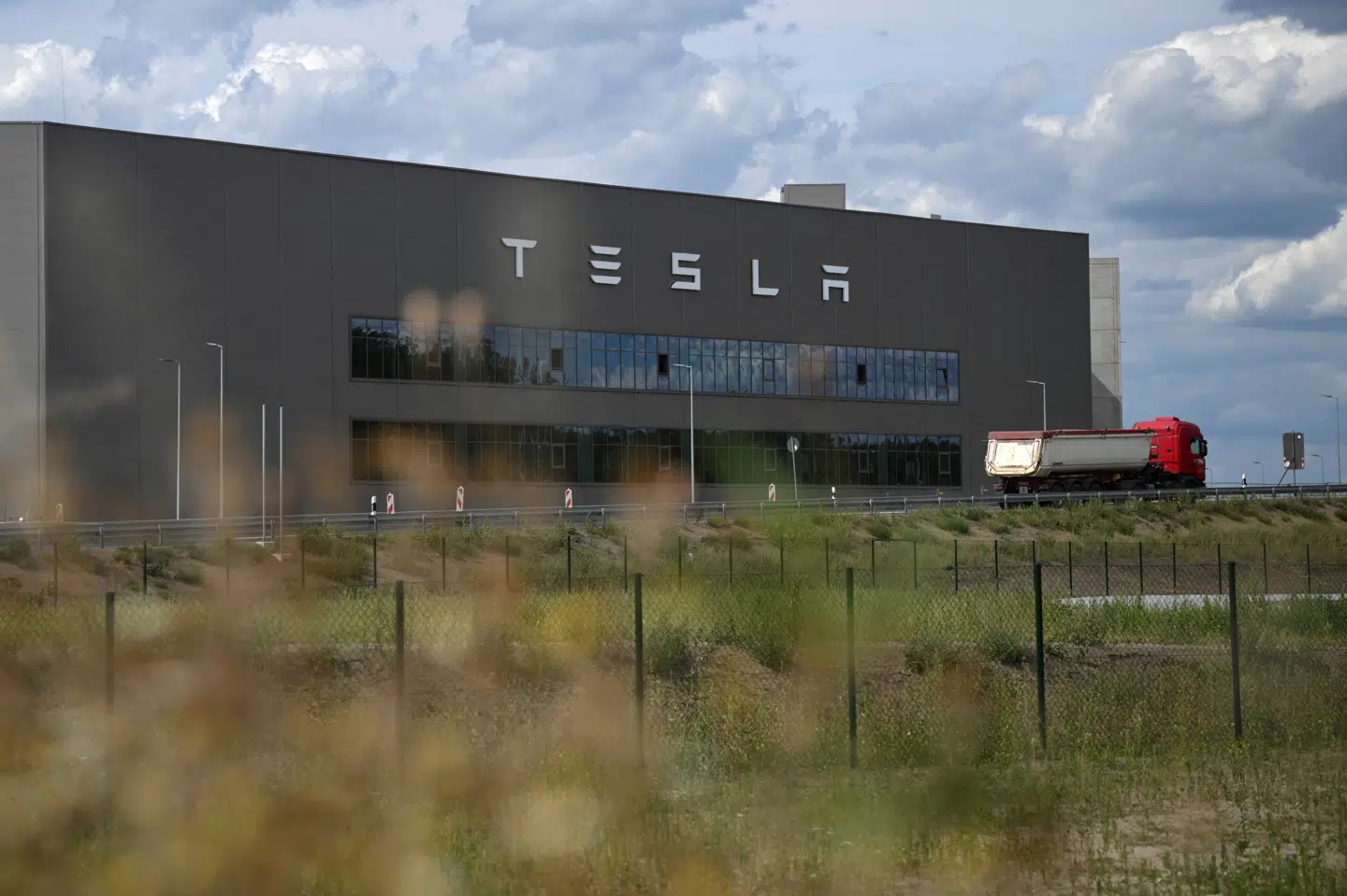 En kæmpe Tesla-fabrik ligger i Grünheide, som er en by omkring 30 kilometer fra det centrale Berlin. (Arkivfoto).