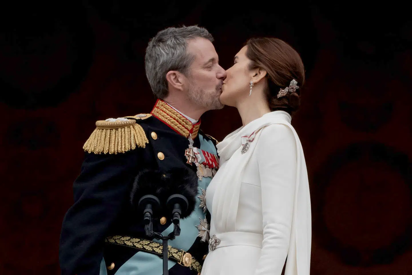 Kong Frederik og dronning Mary bør afskaffe hofleverandørordningen, mener Berlingskes kongehuskommentator.