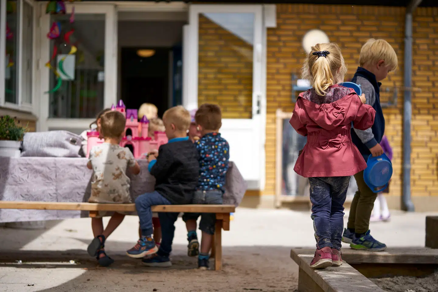 Daginstitutionerne i en række kommuner i Danmark, herunder Københavns Kommune, kan se frem til færre timers åbningstid. Og det kan ramme arbejdende forældre. (arkivfoto)