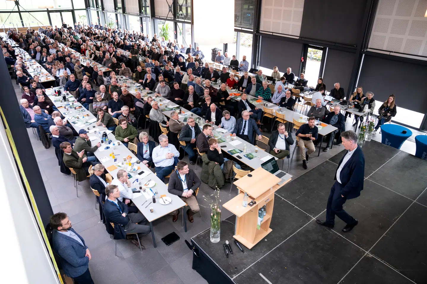 Michael Svarer på scenen ved stormødet i Bæredygtigt Landbrug. Foto: Bo Amstrup, Scanpix