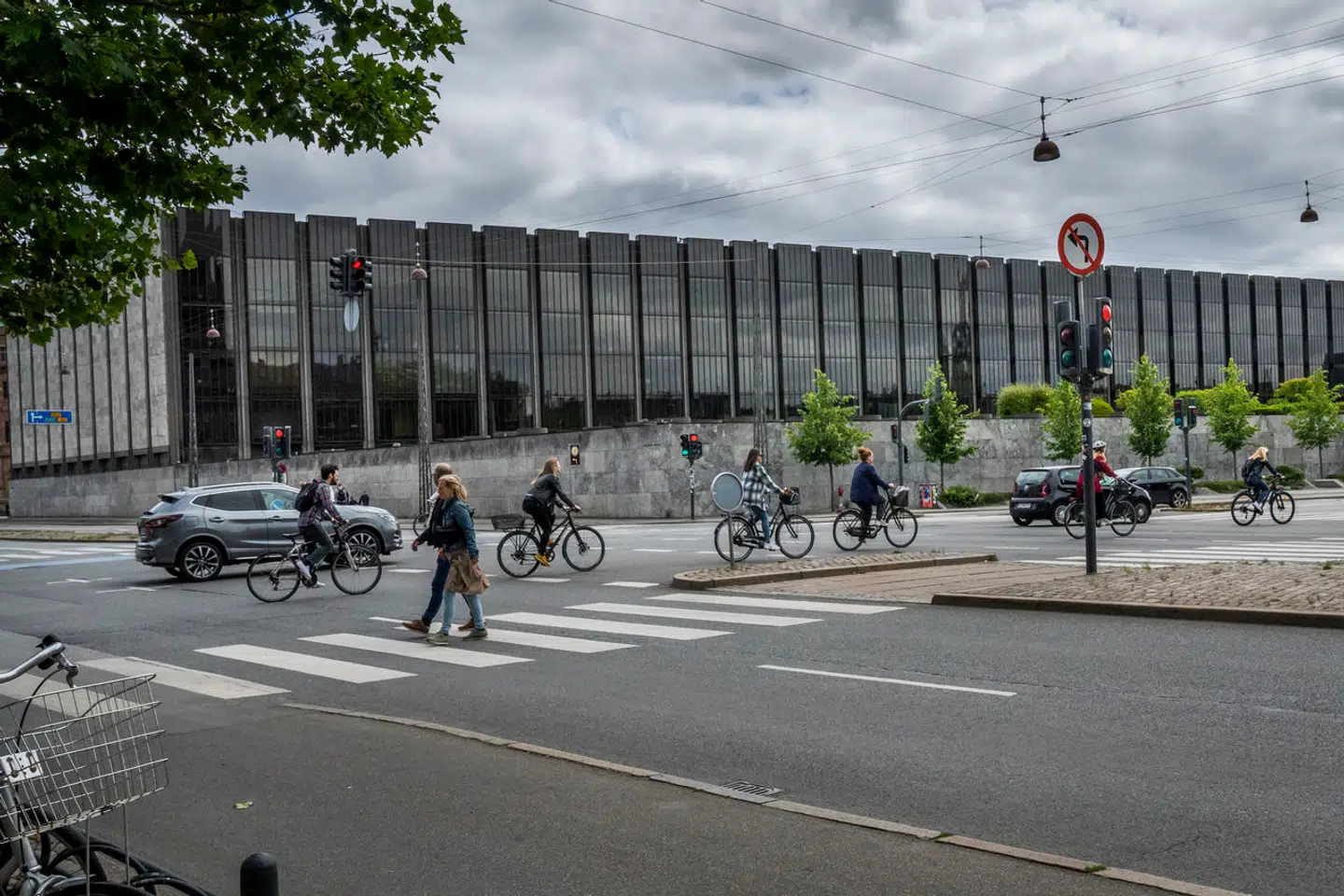 Jep Loft mener, at Nationalbanken i København er blevet anset for stor arkitektur, »men den har drænet en hel karré for liv og ødelagt det fine bymiljø, der førhen var.«