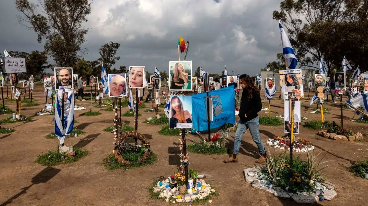 En mindelund for ofrene på Supernova-festivalen, hvor 364 festivalgæster mistede livet og mange andre bortført, da Hamas angreb 7. oktober sidste år.