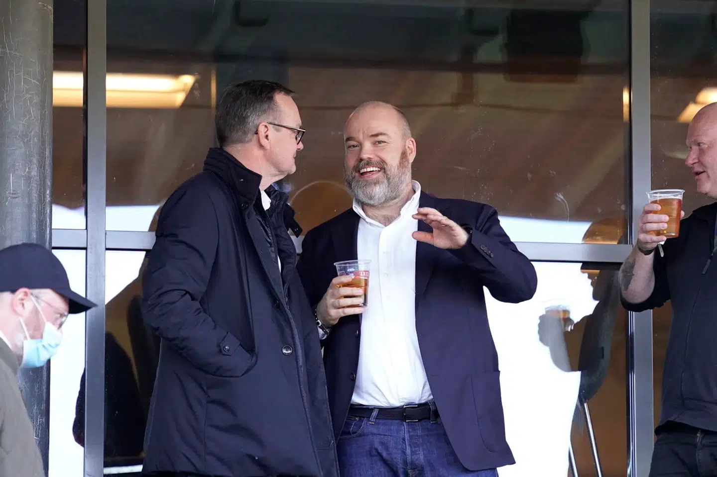 Anders Holch Povlsen har tjent sin formue gennem Bestseller-imperiet, som han arvede fra sine forældre. Derudover er den private tøjmilliardær ganske glad for fodbold, og nu ejer han både FC Midtjyllands herre- og kvindehold. Her ses den Aarhus-bosatte rigmand til Superliga-kamp mellem AGF og Brøndby tilbage i maj 2021.