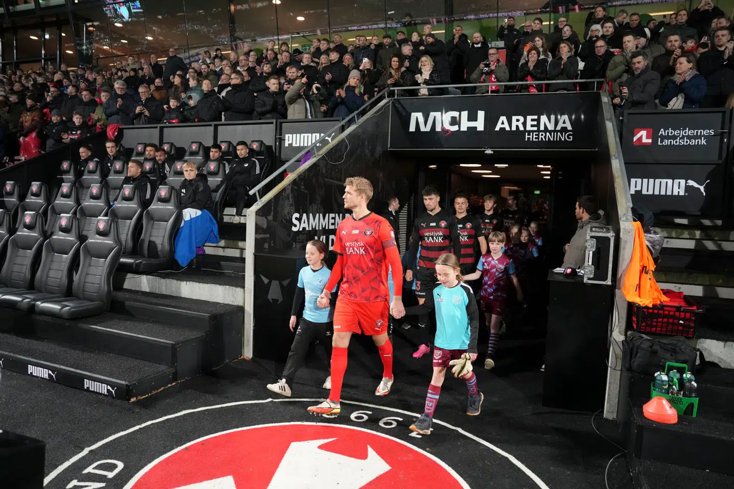 FC Midtjylland er ejet hovedsaligt af den danske rigmand Anders Holch Povlsen. Her ses herreholdet på hjemmebanen MCH Arena i Herning til kampen mod FC København, fredag 1. marts 2024.