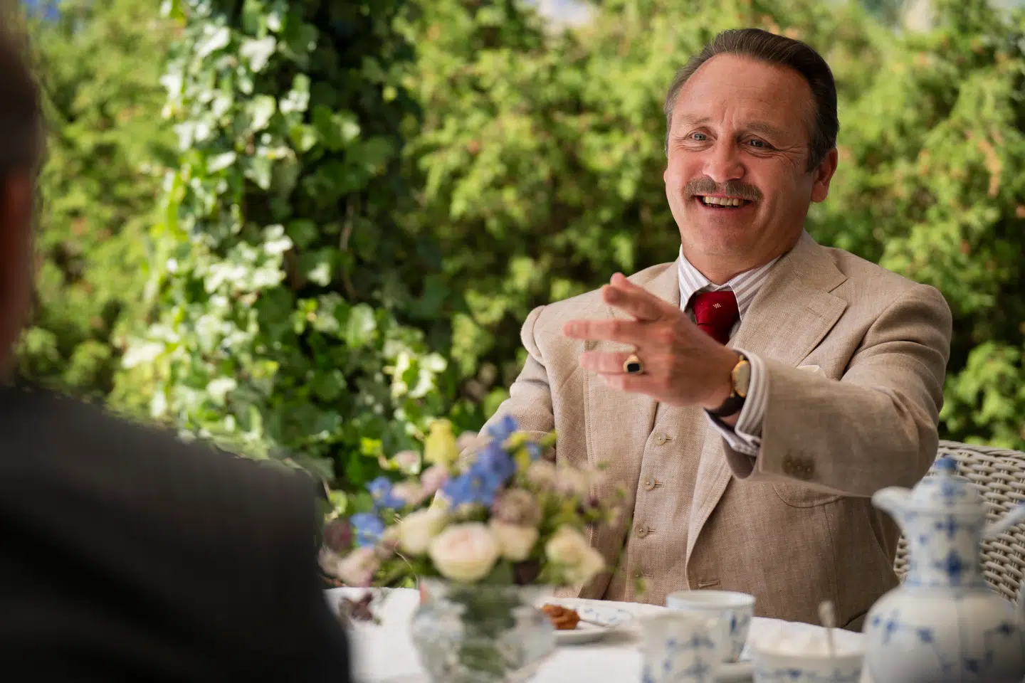 Lars Ranthe som Grosserer Madsen.