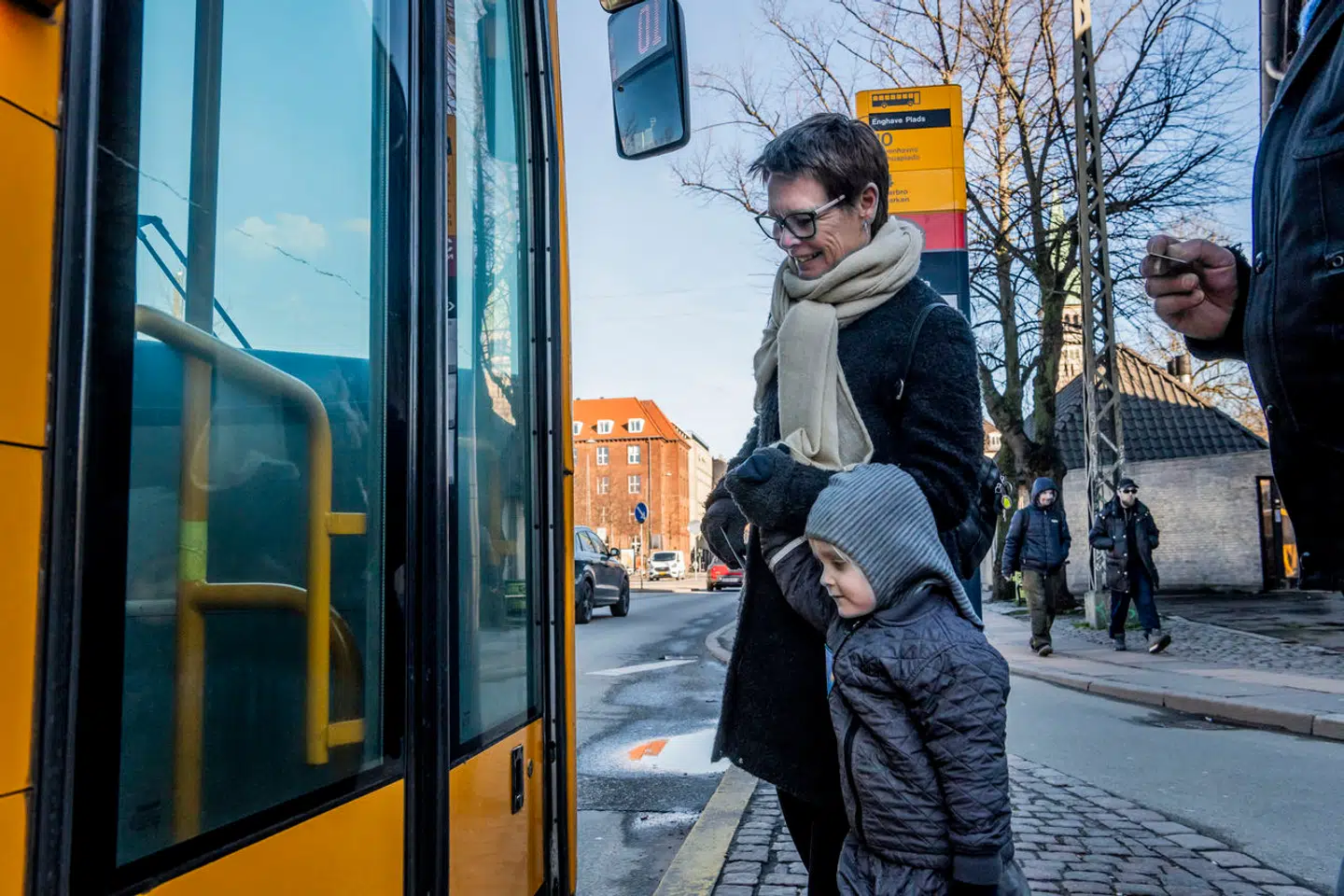 Det er på tide, vi som samfund anerkender, at god og billig offentlig transport også er kernevelfærd, der har stor betydning, mener Mads Olsen og Sofie Lippert.