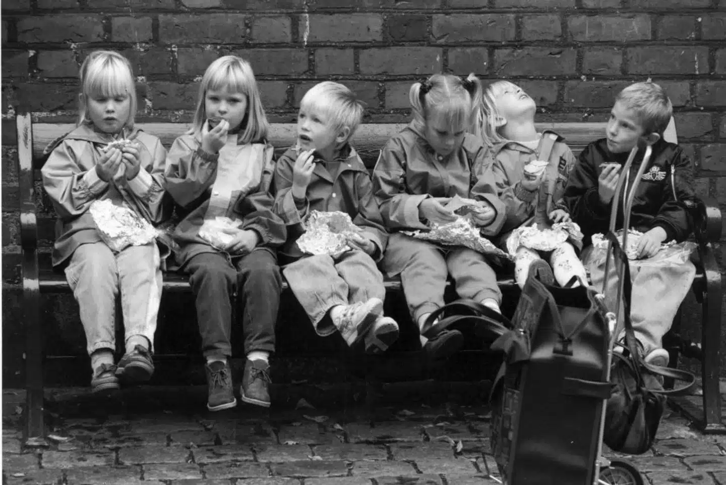 Børnehavebørn spiser deres madpakker. Uskyldigt ser det ud, men som gastronomiredaktør Søren Jacobsen Damm erindrer fra sin skoletid, kunne hørmen af en flok kollektivt åbnede madpakker være overvældende. Alene det burde give anledning til at overveje skolemad i Danmark. Arkivfoto fra 1995.