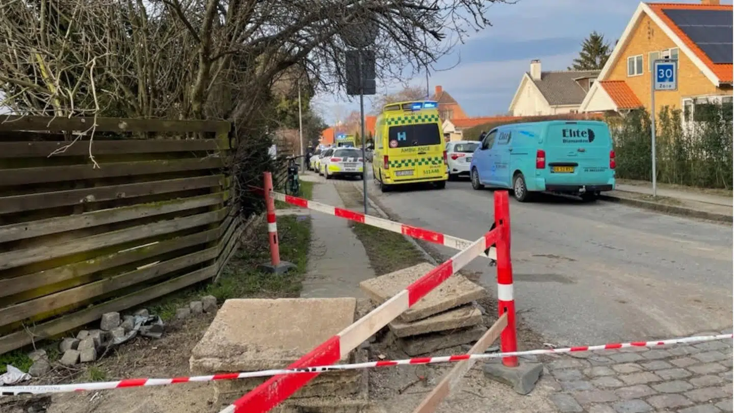 Både reddere og politifolk var til stede i kølvandet på knivstikkeriet.