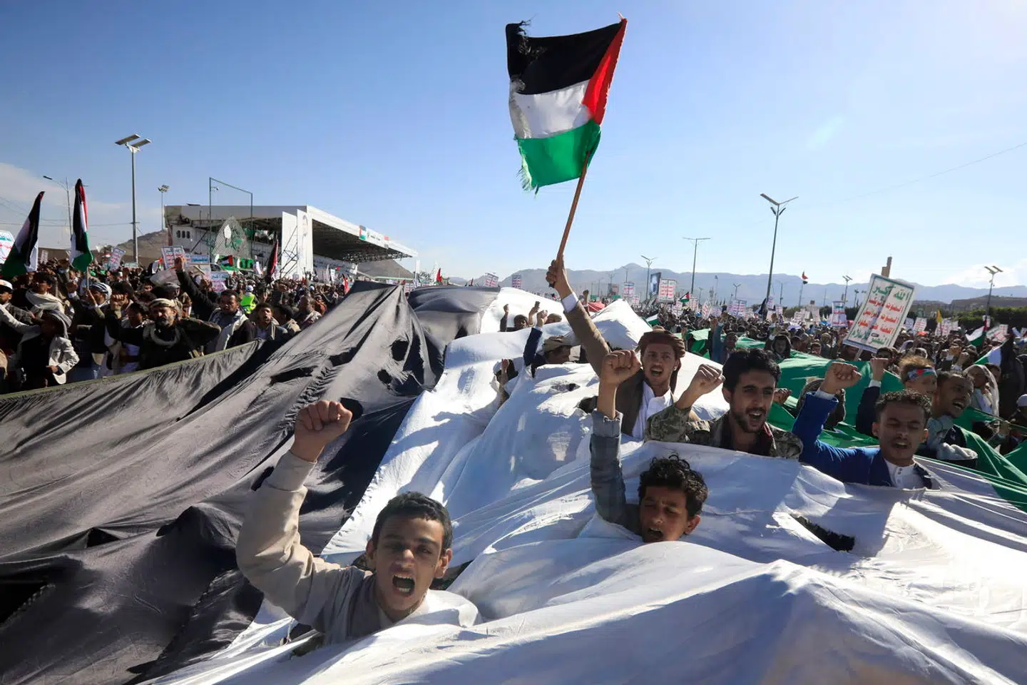 Houthi-støtter viser deres støtte til Palæstina, mens de protesterer over amerikanske angreb på mål i Yemen i begyndelsen af februar.