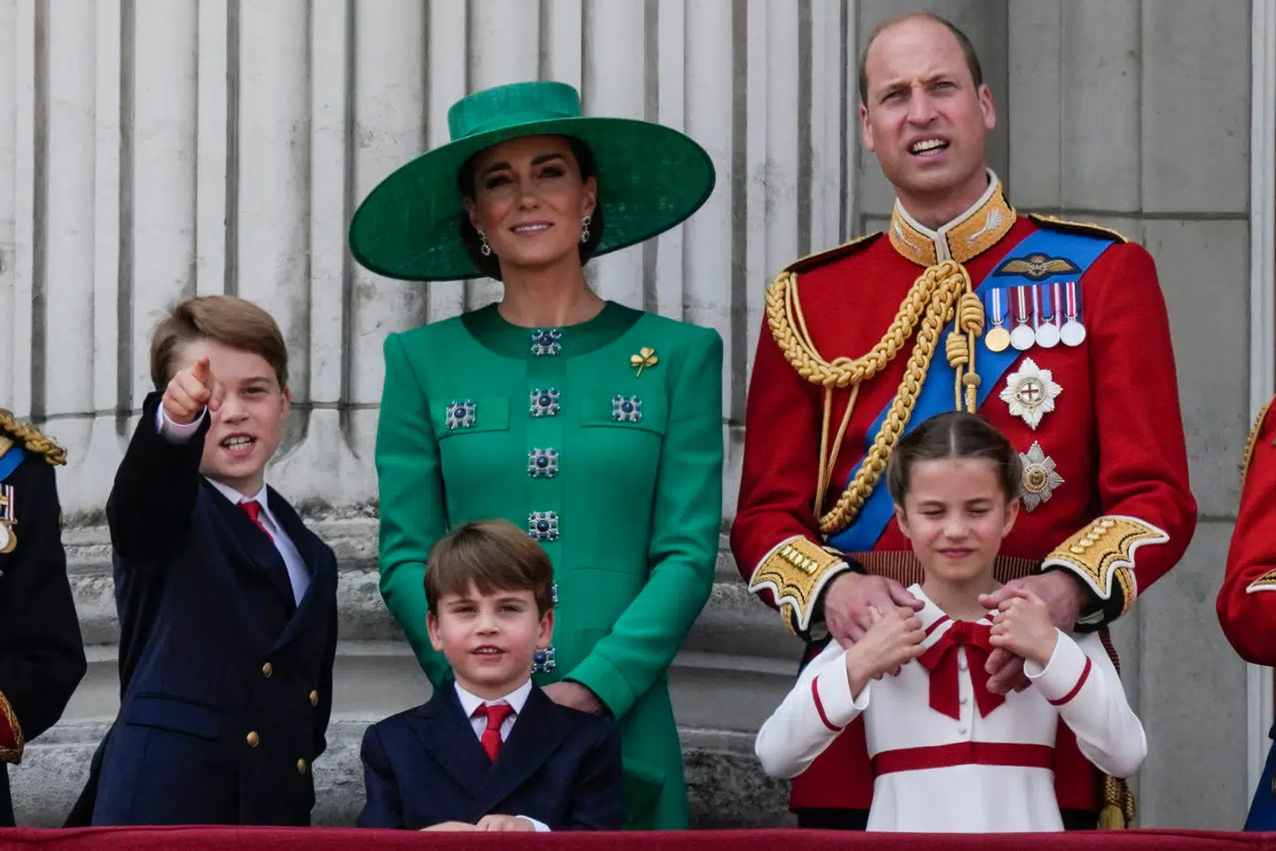 Her ses prinsesse Kate, prins William og deres tre børn, Geroge, Louis og Charlotte, under 'Trooping the Colour' sidste år.