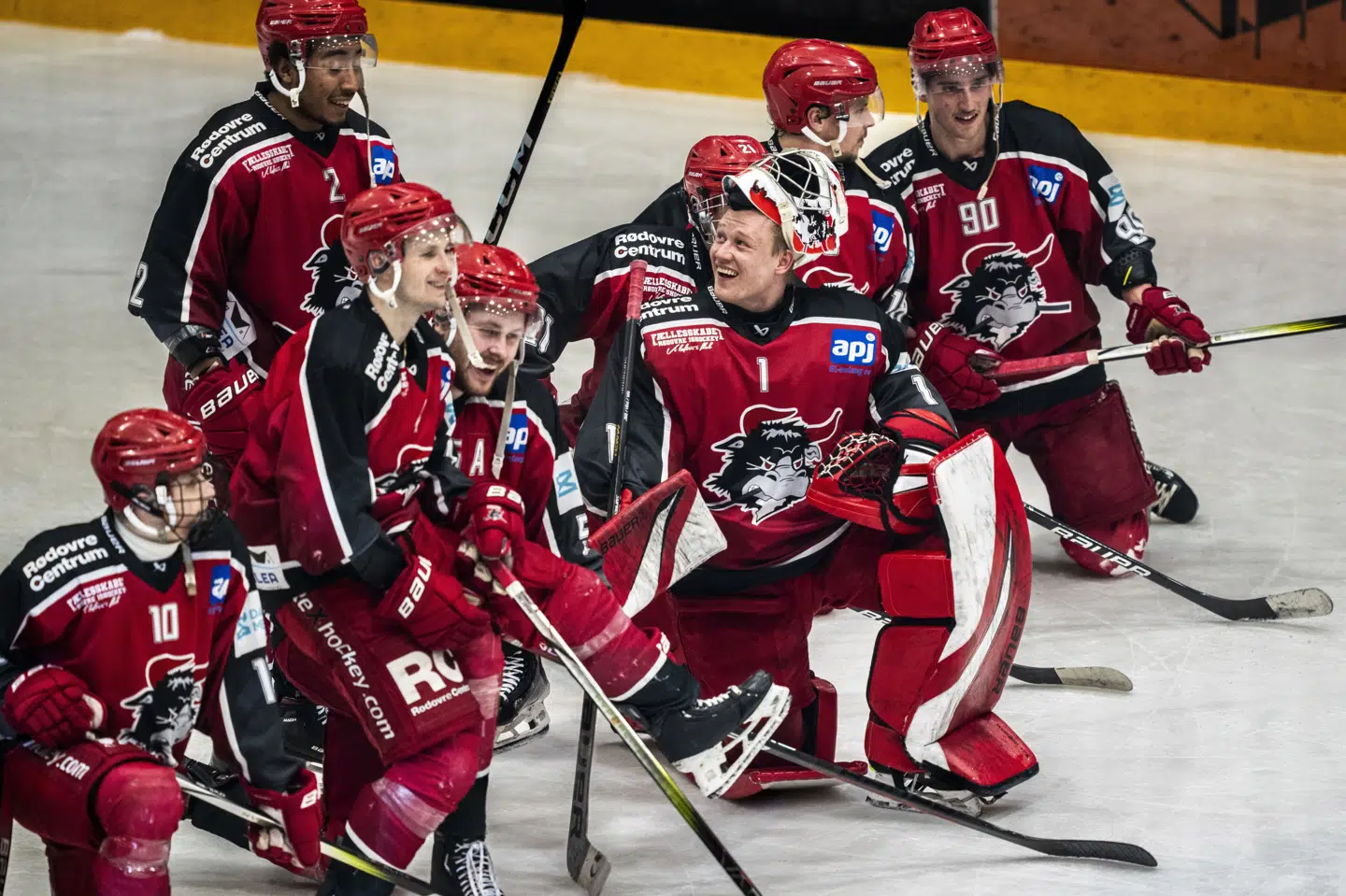 De lokale ishockeyhelte fejrede sejren over Frederikshavn White Hawks tirsdag aften.