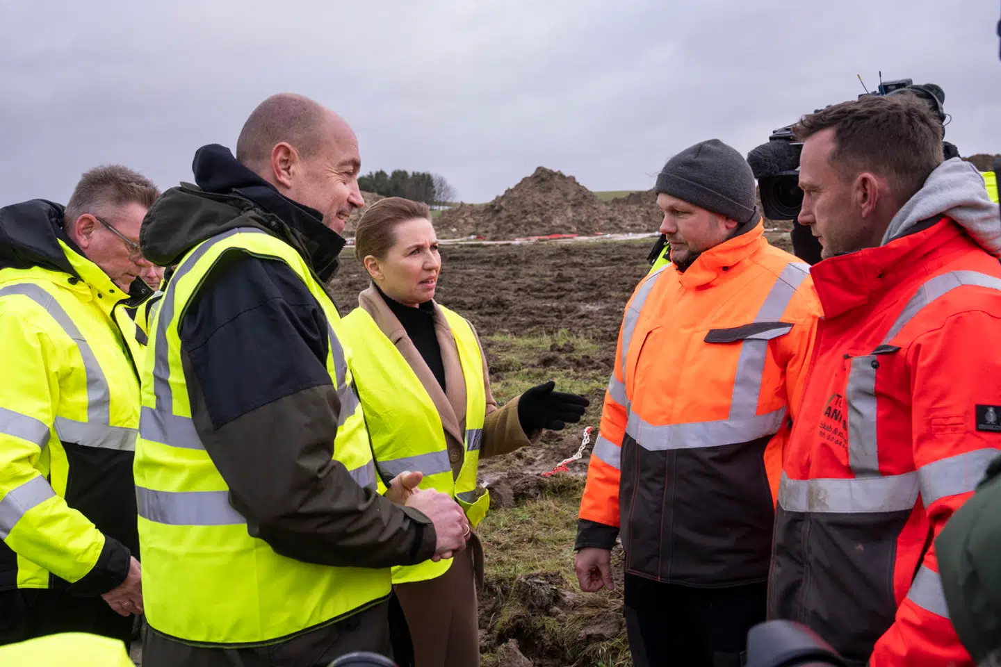 Hvis man ønsker at kaste sig over kommerciel jordrensning, skal man altså finde det størst mulige grusgrav-hul. Herefter skal man sætte fuld skrue på at modtage jord og betaling – og bekymre sig mindre om behandlingen af den modtagne jord, skriver Bjørn Quistorff. Her besøger Mette Frederiksen m.fl. Nordic Waste.