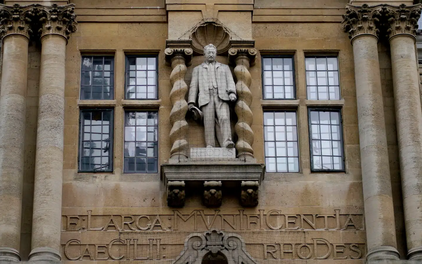 Cecil Rhodes-statuen på facaden af Oriel College på University of Oxford, som aktivister vil have fjernet. De mener, at han repræsenterer »hvidt overherredømme« og »racisme«.