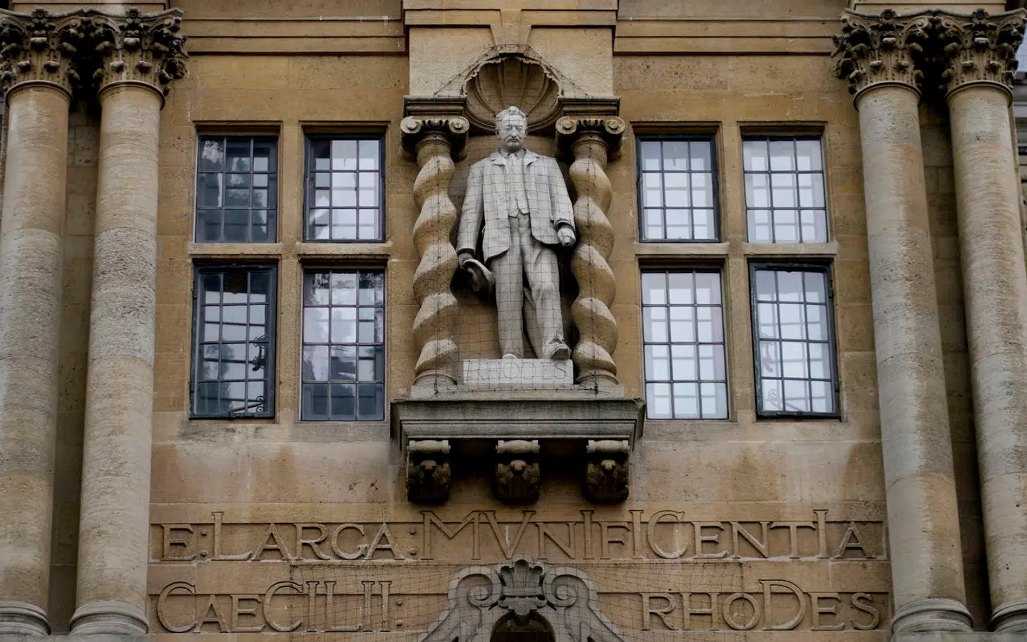 Cecil Rhodes-statuen på facaden af Oriel College på University of Oxford, som aktivister vil have fjernet. De mener, at han repræsenterer »hvidt overherredømme« og »racisme«.