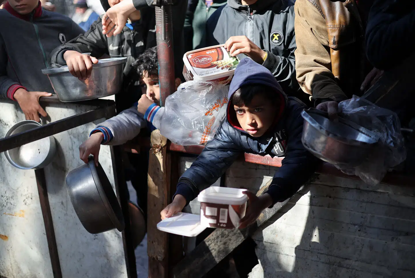 Palæstinensiske børn i Rafah venter på at få uddelt mad. Foto: Ibraheem Abu Mustafa, Reuters, Scanpix.