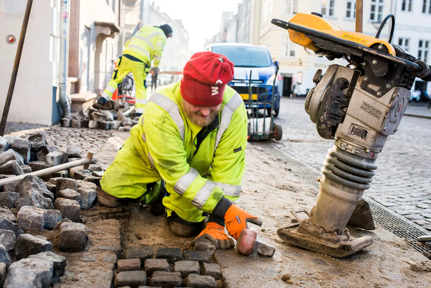Hver fjerde lønmodtager med et fysisk hårdt arbejdsmiljø rammes af langvarige sygemeldinger. Det kan undgås, hvis vi tænker mere i bedre arbejdsmiljø, stressbekæmpelse og mere fleksibilitet, mener Lars Andersen.