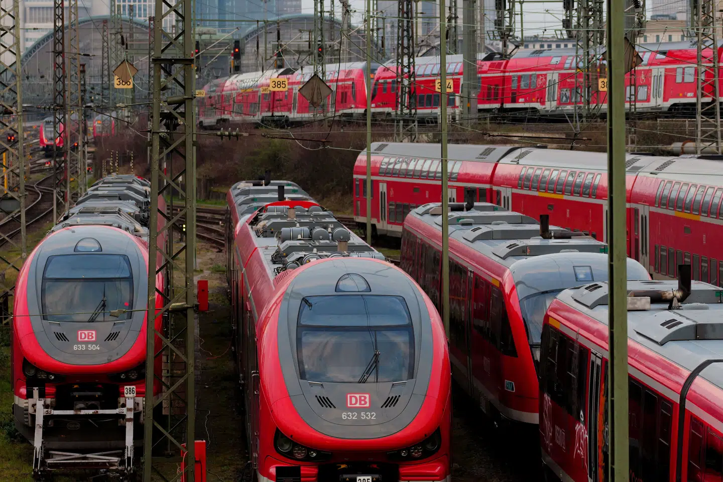 Store dele af Tysklands langdistance- og regionaltogsnetværk står stille, fordi togførerne natten til torsdag påbegyndte en 35 timer lang strejke grundet løn. (Arkivfoto).