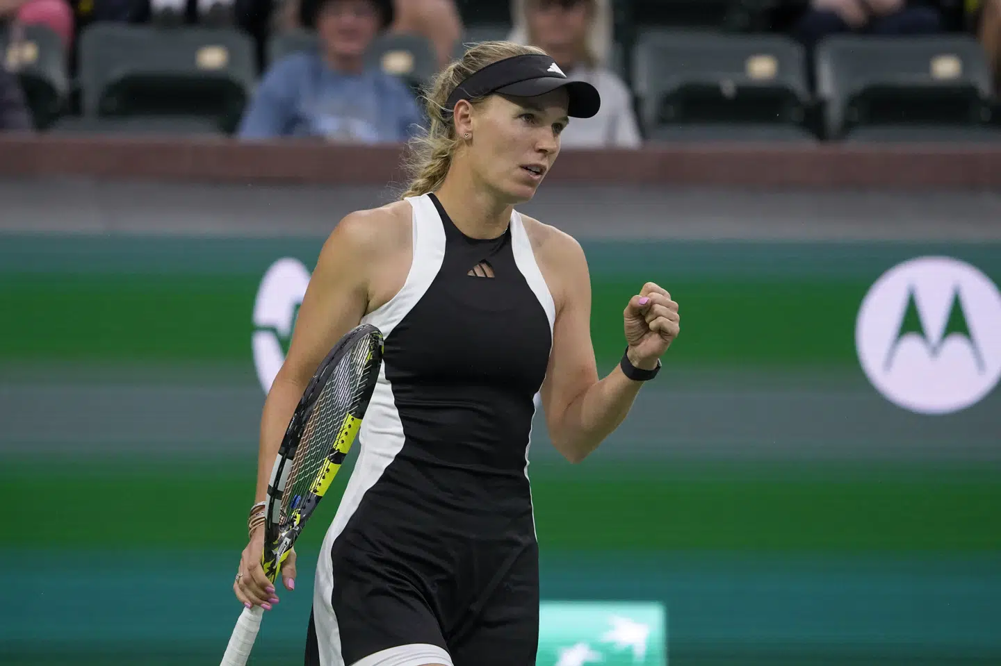 Caroline Wozniacki vandt første sæt, inden regnen satte en stopper for hendes kamp mod kinesiske Lin Zhu.