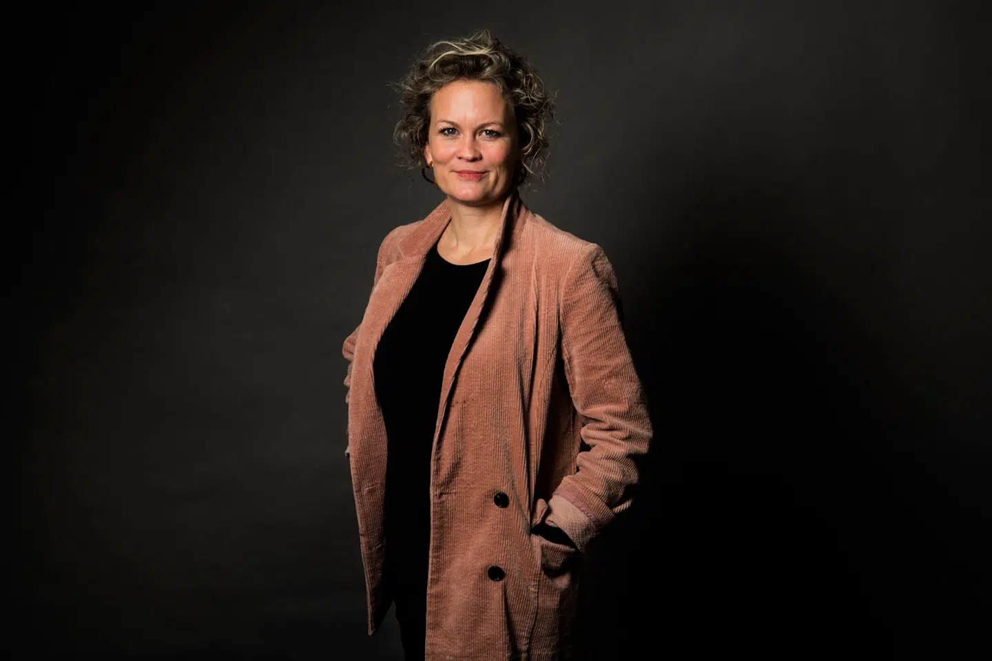 Når kvinderne skal fejre den internationale kampdag, sker det i stigende grad med voksenfester. Det lukker dørene for en særlig gruppe, mener Sarah Iben Almbjerg.