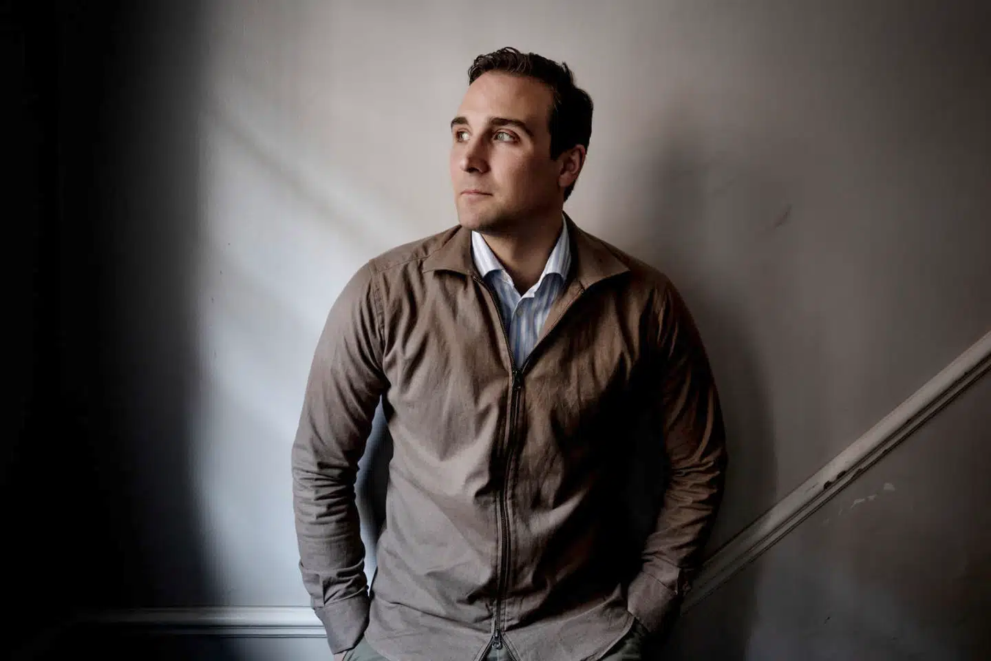 Som premierløjtnant i Hæren mærker Caspar Stefani for alvor konsekvenserne af de manglende ressourcer. De daglige frustrationer og mangler får ham til at genoverveje sin fremtid i Forsvaret, fortæller han.