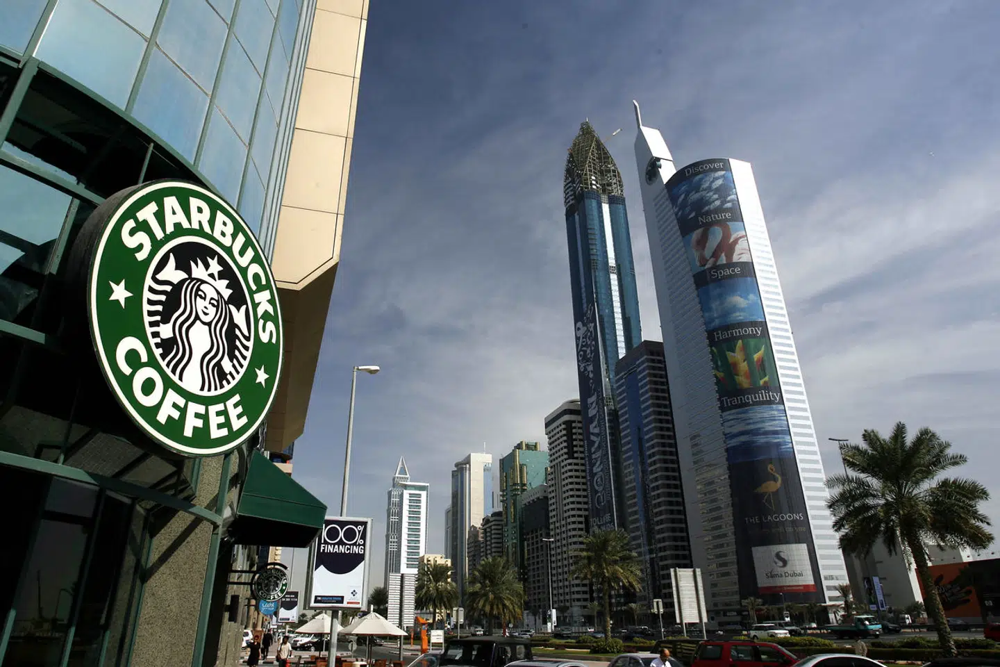 Starbucks ved the Sheik Zayed Road i Dubai, (UAE), 2007.