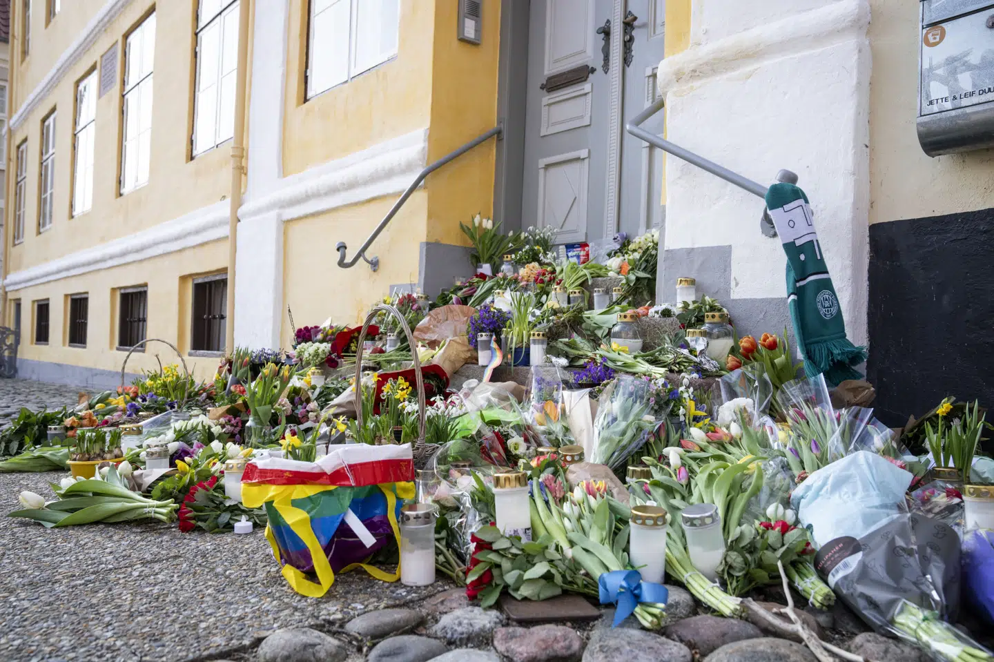 Det har hobet sig op med blomster ved Søren Papes bopæl i Viborg, efter at den konservative partiformand døde i weekenden. Når han bisættes fra Viborg Domkirke lørdag, gør rustvognen kort holdt ved hans hjem på en rute gennem Viborg efter bisættelsen, oplyser politiet.