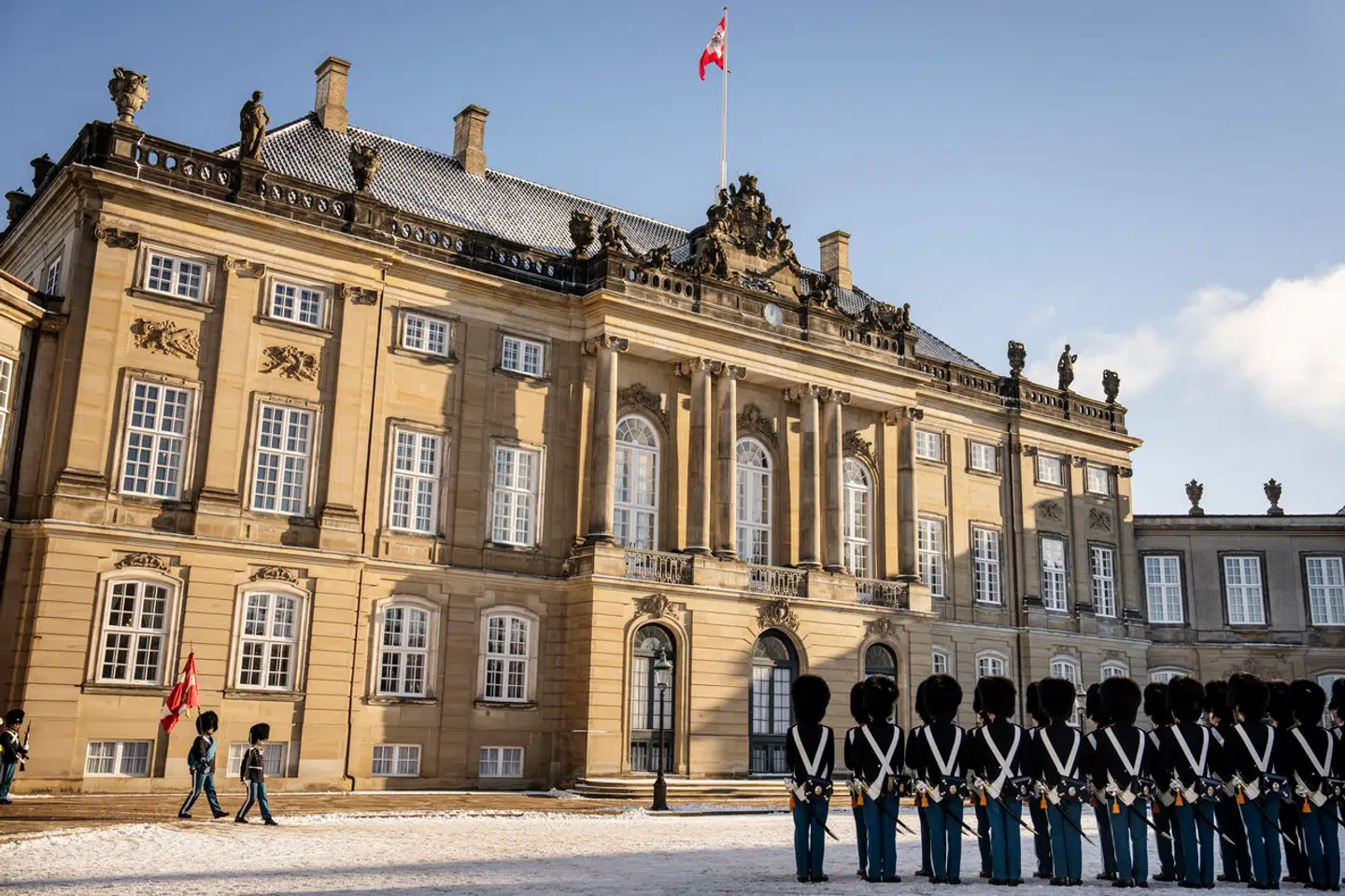 Det nye kongepar har overtaget værtstjansen fra dronning Margrethe, og nu har kong Frederik og dronning Mary valgt at rykke den traditionsrige hæderstegnsmiddag om til privaten i deres palæ, Frederik VIIIs Palæ, på residensen Amalienborg.