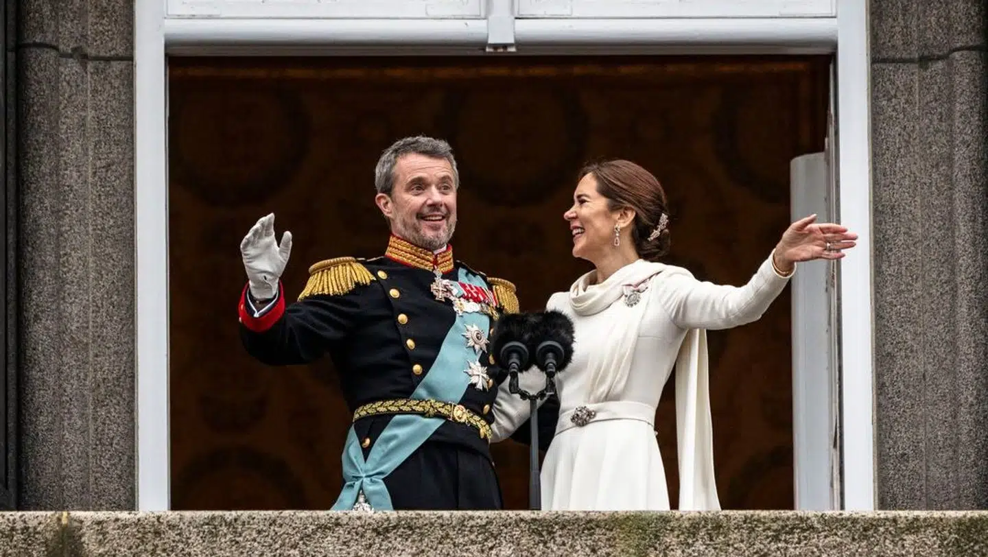 Det nye kongepar har overtaget værtstjansen fra dronning Margrethe, og nu har kong Frederik og dronning Mary valgt at rykke den traditionsrige hæderstegnsmiddag om i privaten.