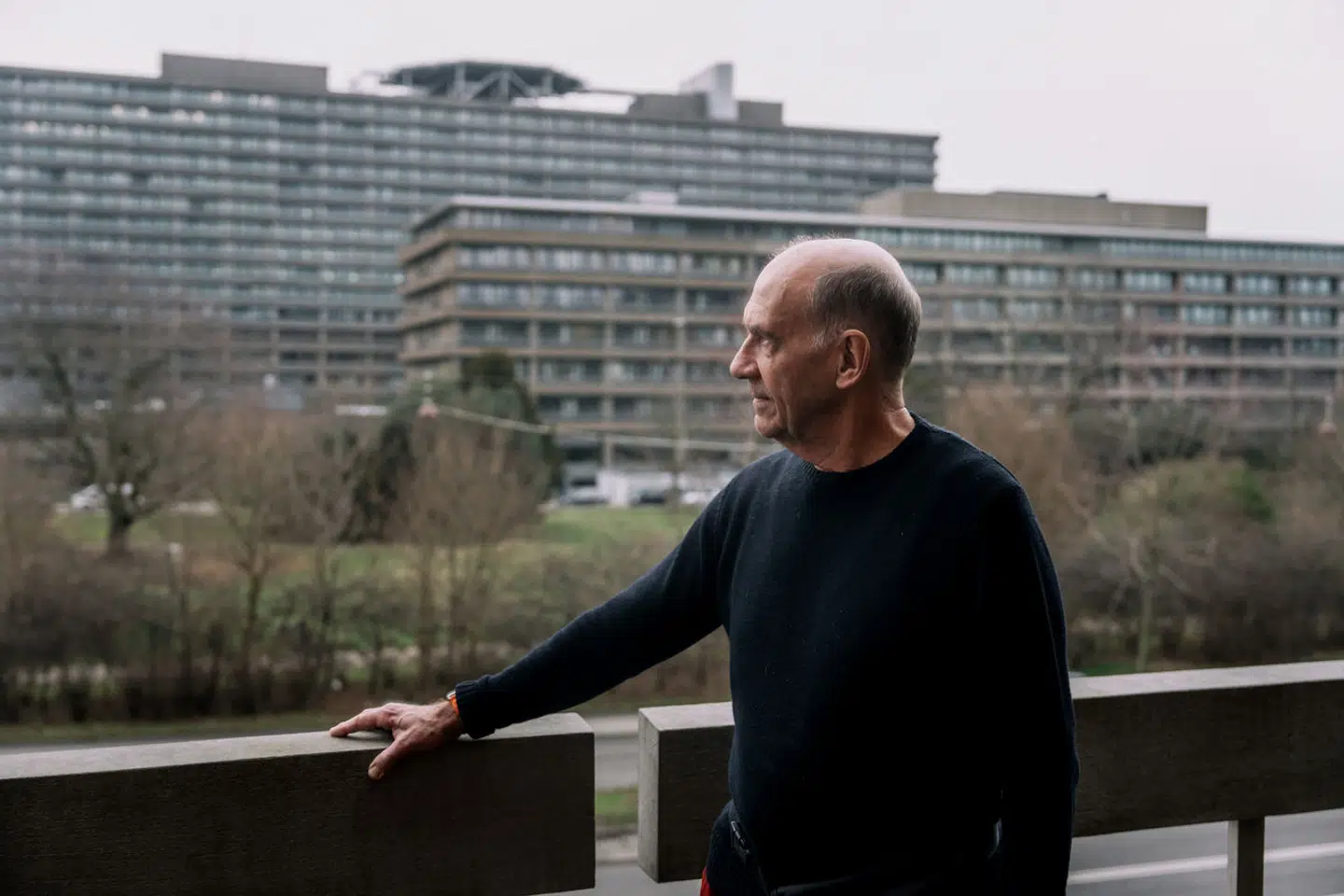 Fra sit kontor på Panum Instituttet kan professor og overlæge Niels Høiby se over på Rigshospitalet. Han er blandt de få derfra, der offentligt har italesat problemer med skimmelsvamp.