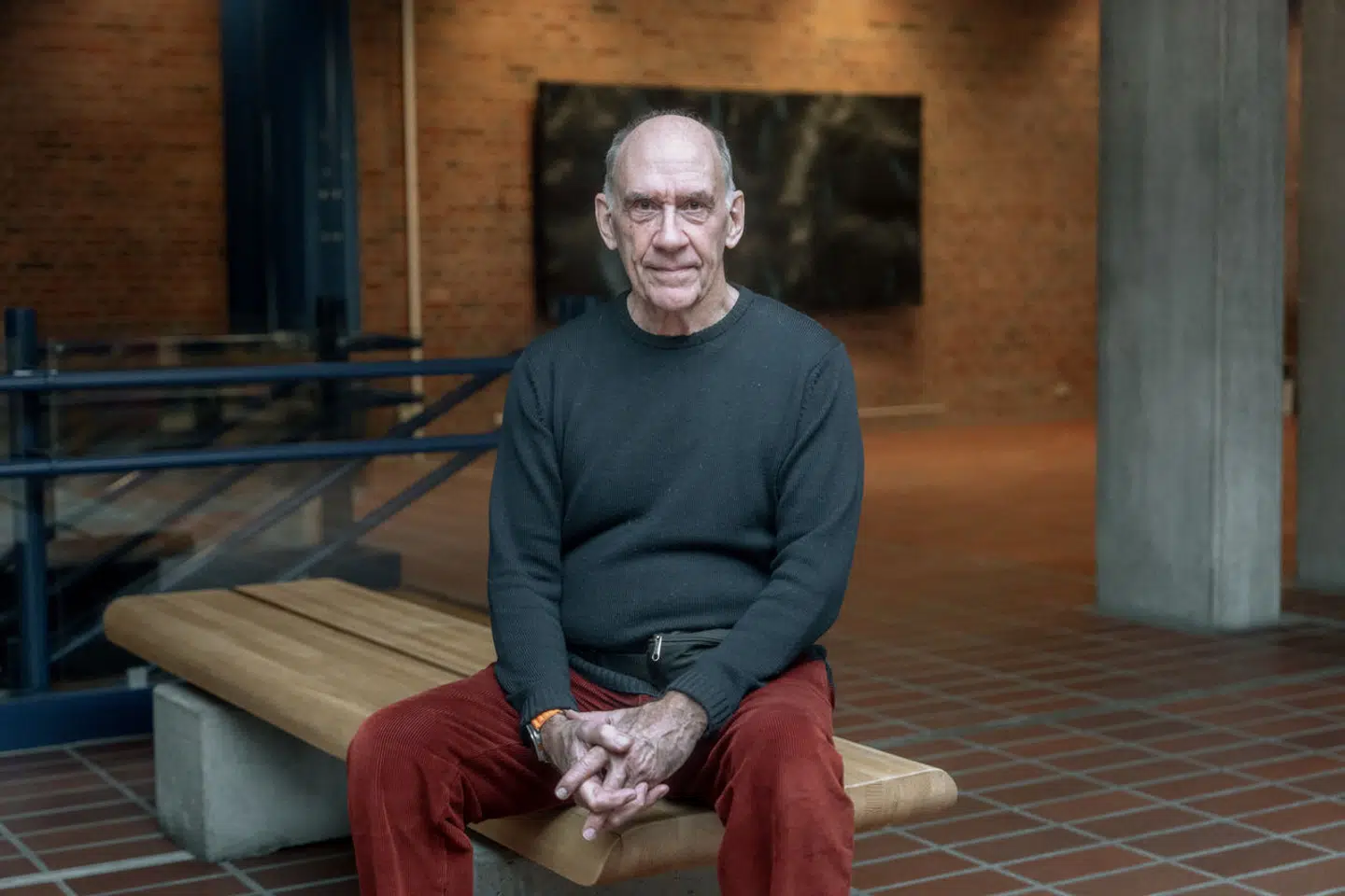 Professor og overlæge Niels Høiby fra Rigshospitalet finder det forkert, når ansatte skal henvise til presseafdelingen, når medierne ringer dem op. Det kan ende i pinlige situationer for hospitalet, mener han.