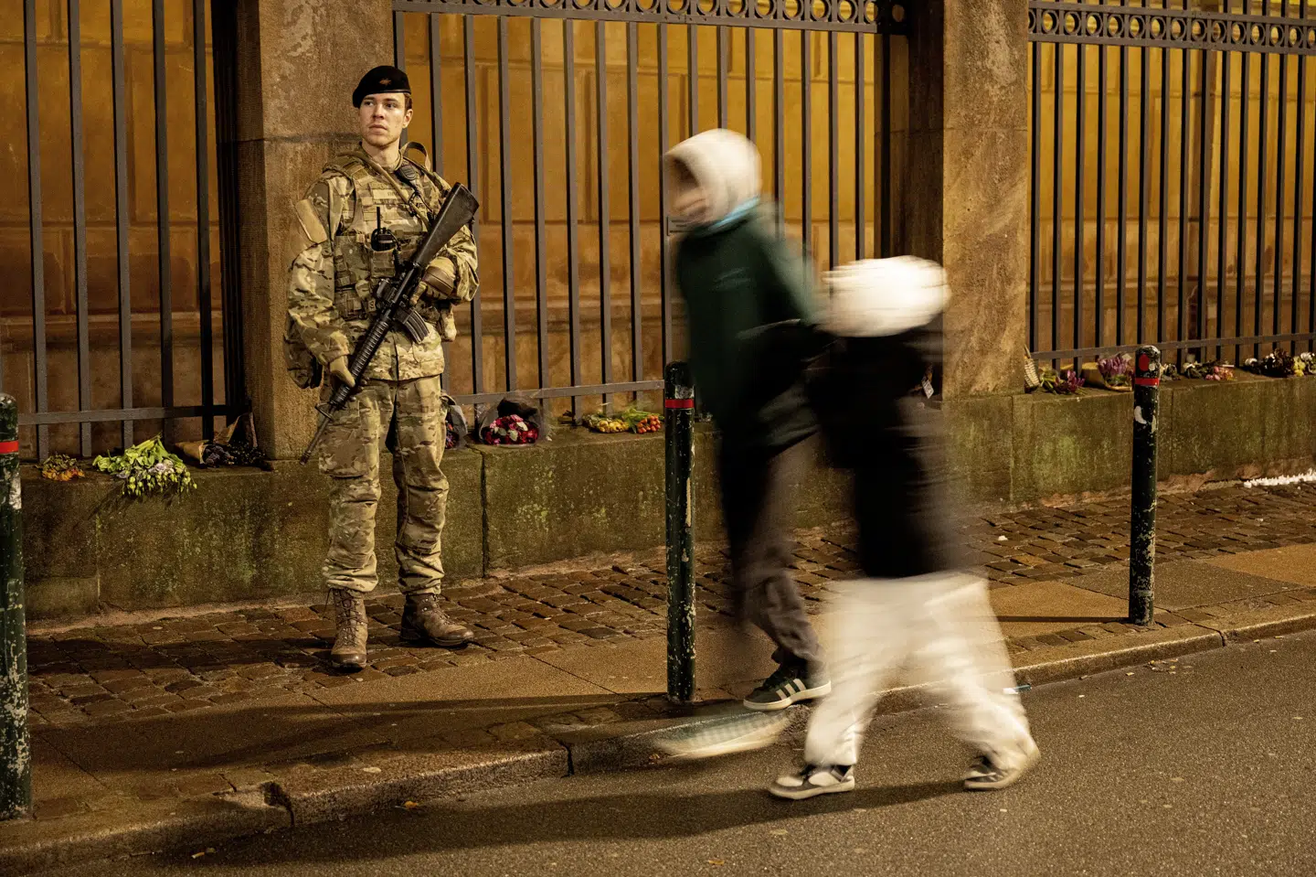 Forsvarets soldater bevogter Københavns Synagoge. Ifølge justitsminister Peter Hummelgaard har Rigspolitiet også styrket sin indsats mod antisemitiske hændelser. (Arkivfoto).