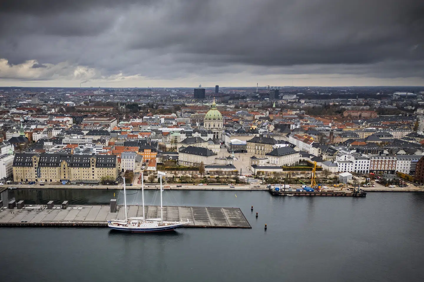 Søndag bliver en grå omgang med spredte byger, lyder vejrudsigten fra Danmarks Meteorologiske Institut (DMI). (Arkivfoto).